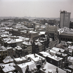 859525 Overzicht van een deel van de besneeuwde binnenstad van Utrecht, vanaf de Domtoren, uit het zuidoosten.
